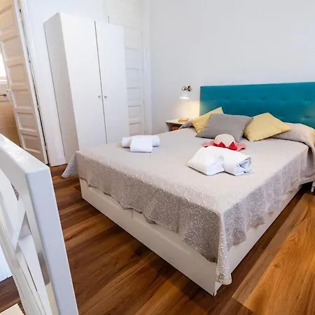 327 Parque Santiago Ii 公寓 *